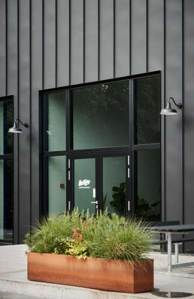 Firmensitz mit Stahlprofilen im robusten „New Yorker Stil“, Ejendomsselskabet Industrivej – Godsbanevej 5, 7400 Herning, Dänemark